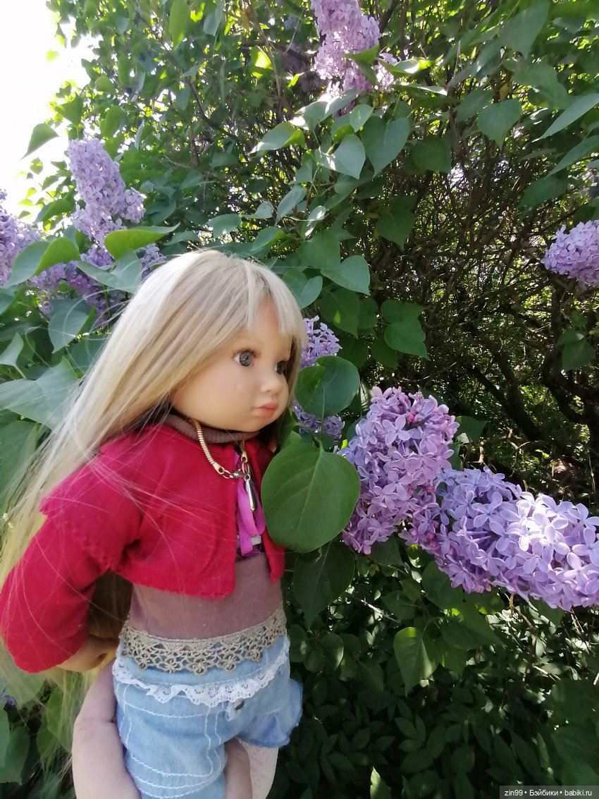 Сиреневый сад с куклой Луизой