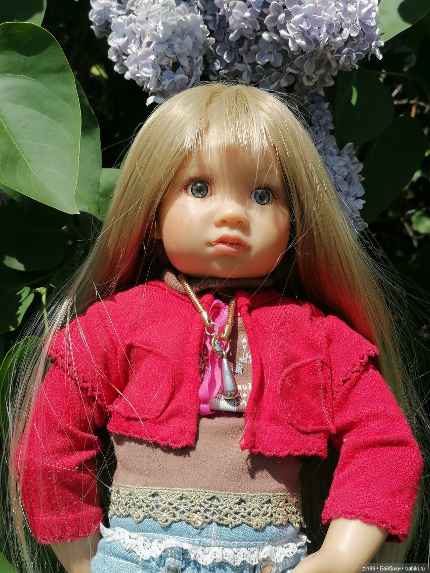 Сиреневый сад с куклой Луизой