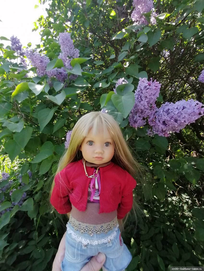 Сиреневый сад с куклой Луизой