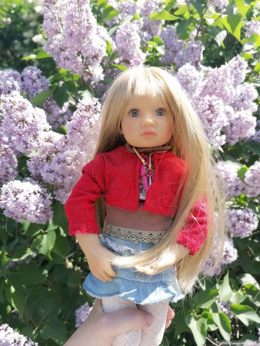 Сиреневый сад с куклой Луизой