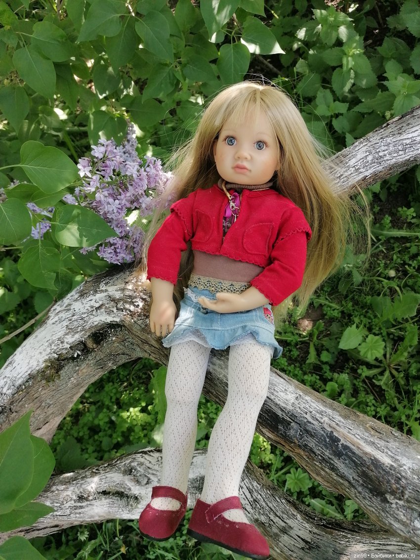 Сиреневый сад с куклой Луизой