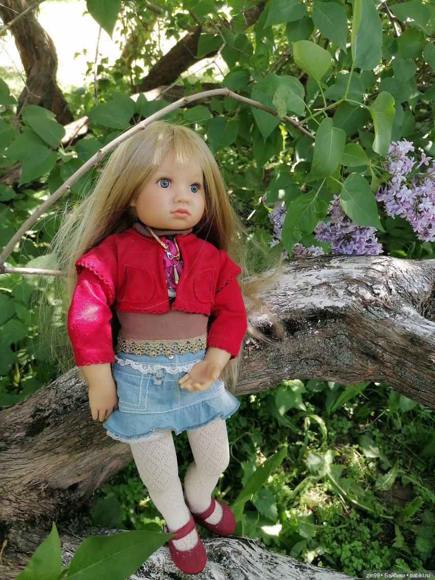 Сиреневый сад с куклой Луизой