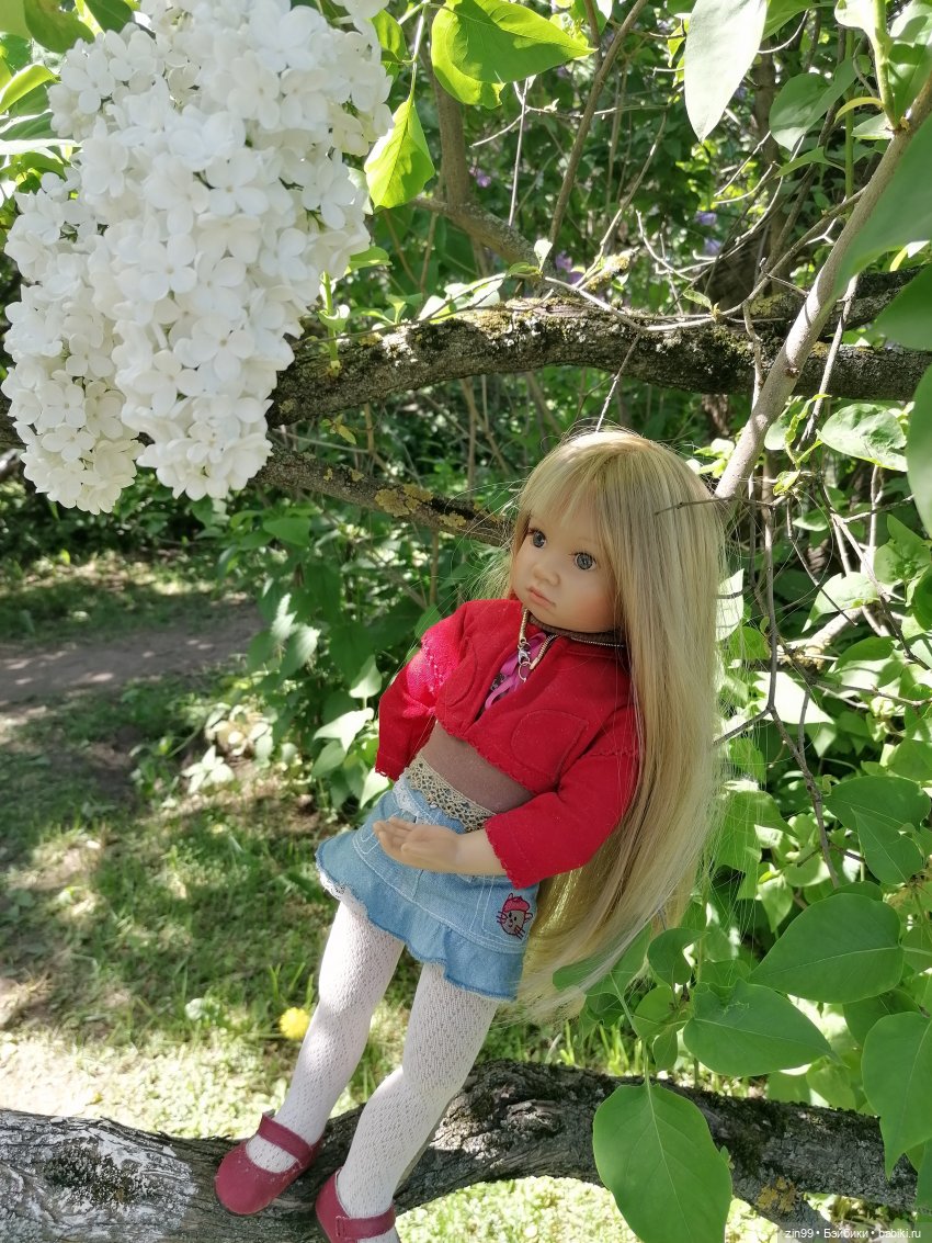 Сиреневый сад с куклой Луизой