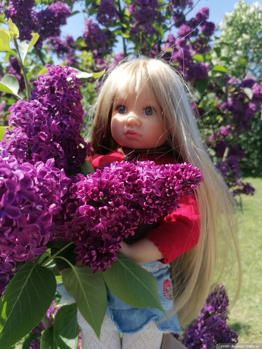 Сиреневый сад с куклой Луизой