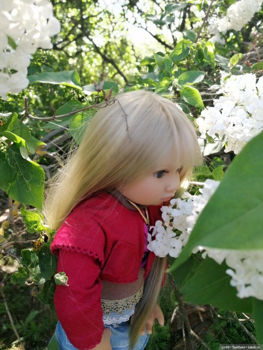 Сиреневый сад с куклой Луизой