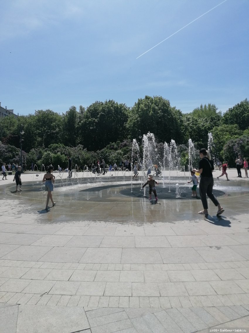 Сиреневый сад с куклой Луизой