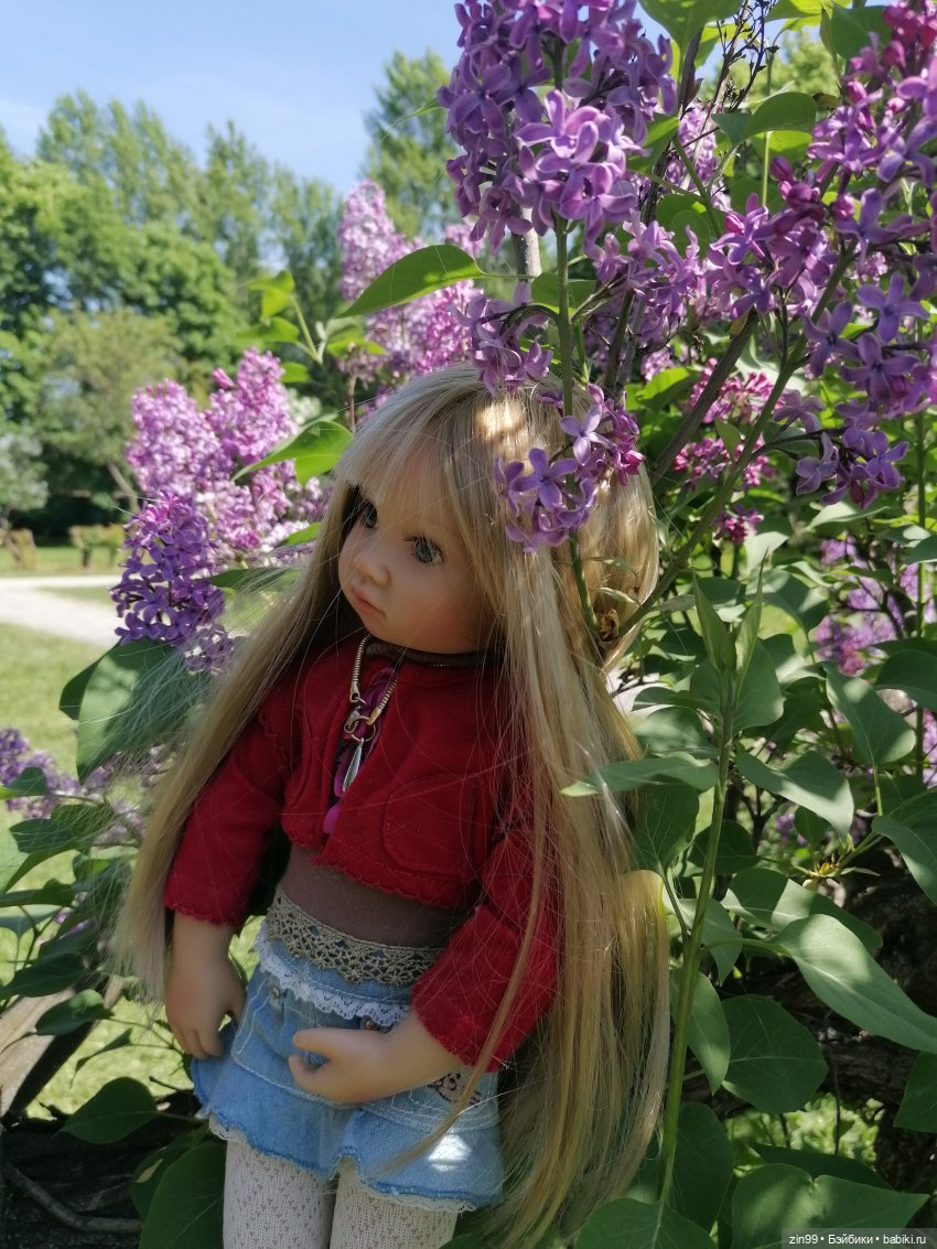 Сиреневый сад с куклой Луизой