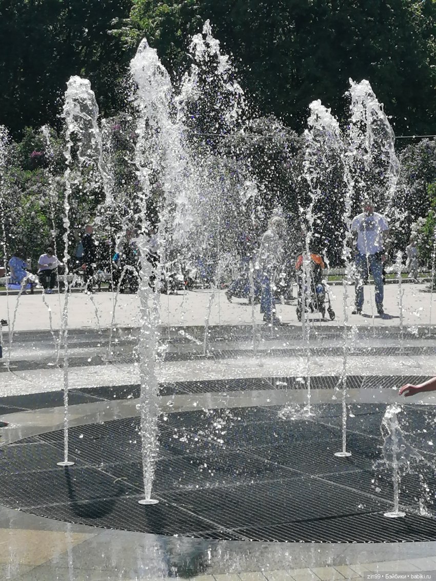 Сиреневый сад с куклой Луизой