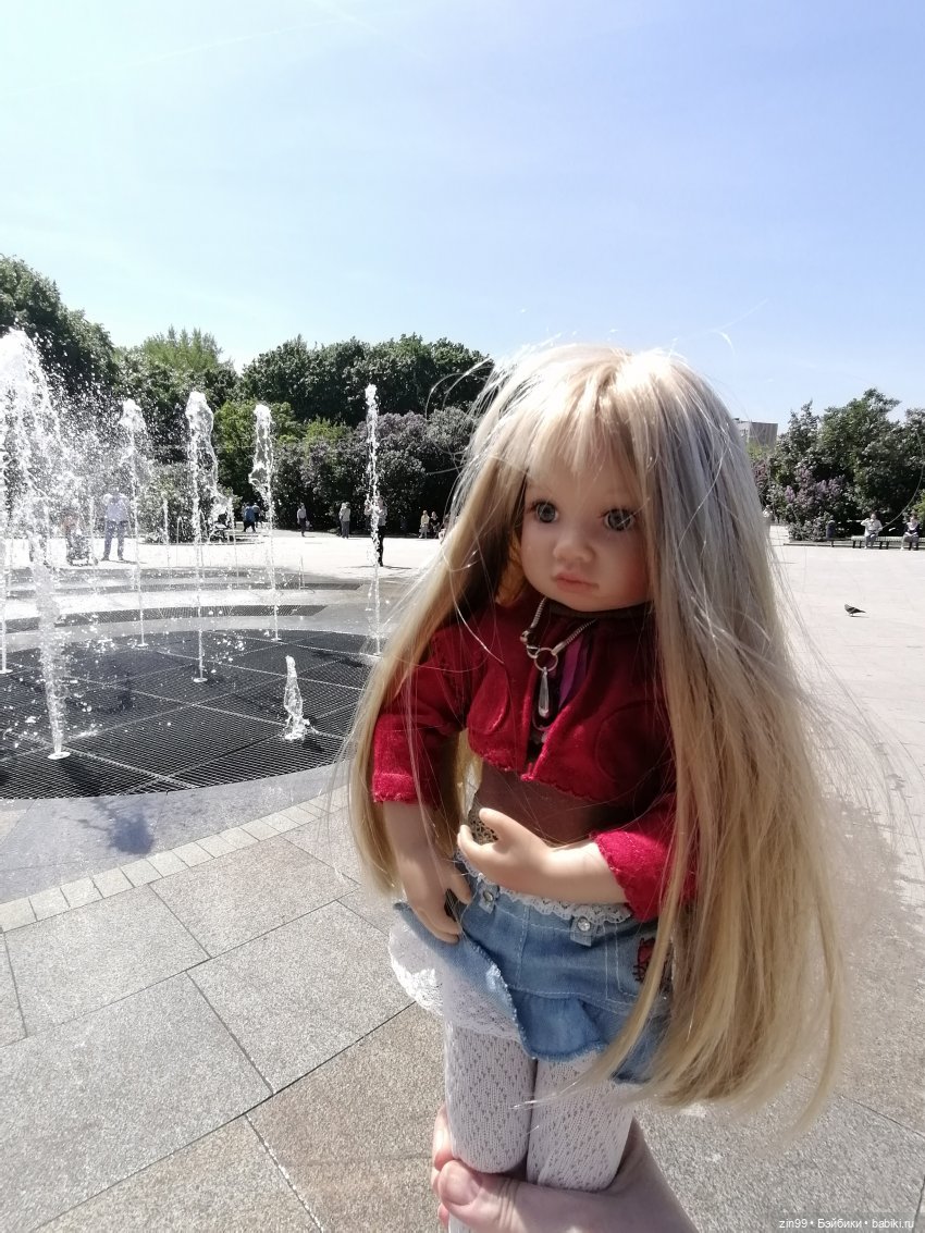 Сиреневый сад с куклой Луизой