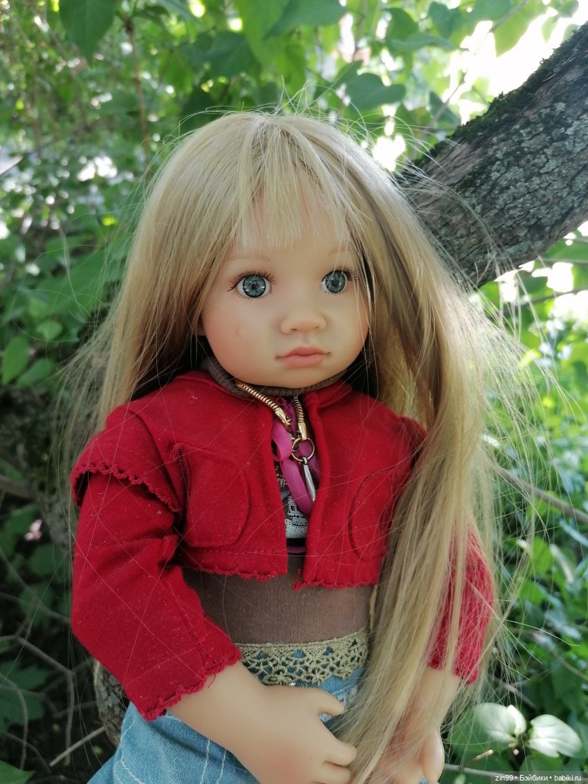 Сиреневый сад с куклой Луизой