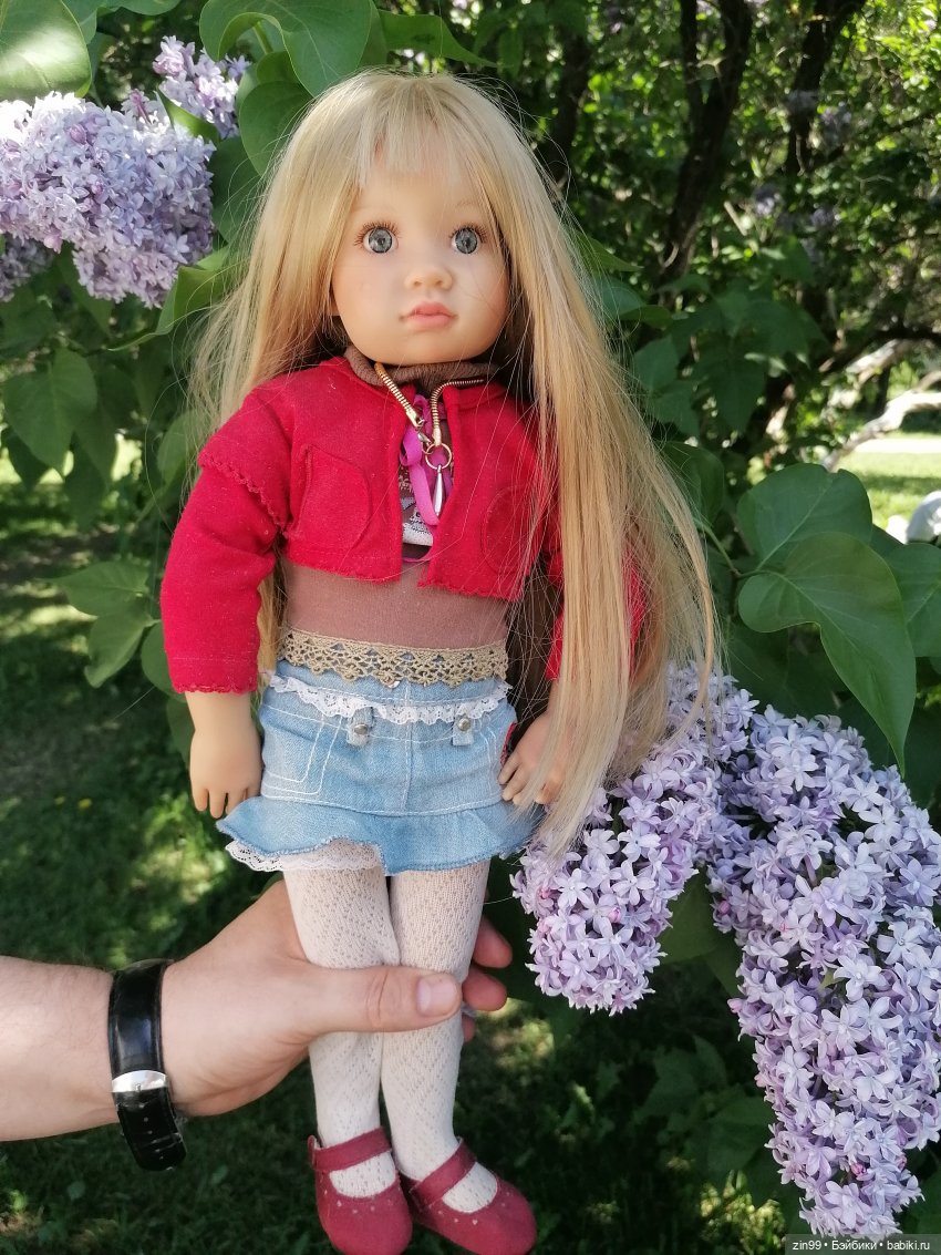 Сиреневый сад с куклой Луизой