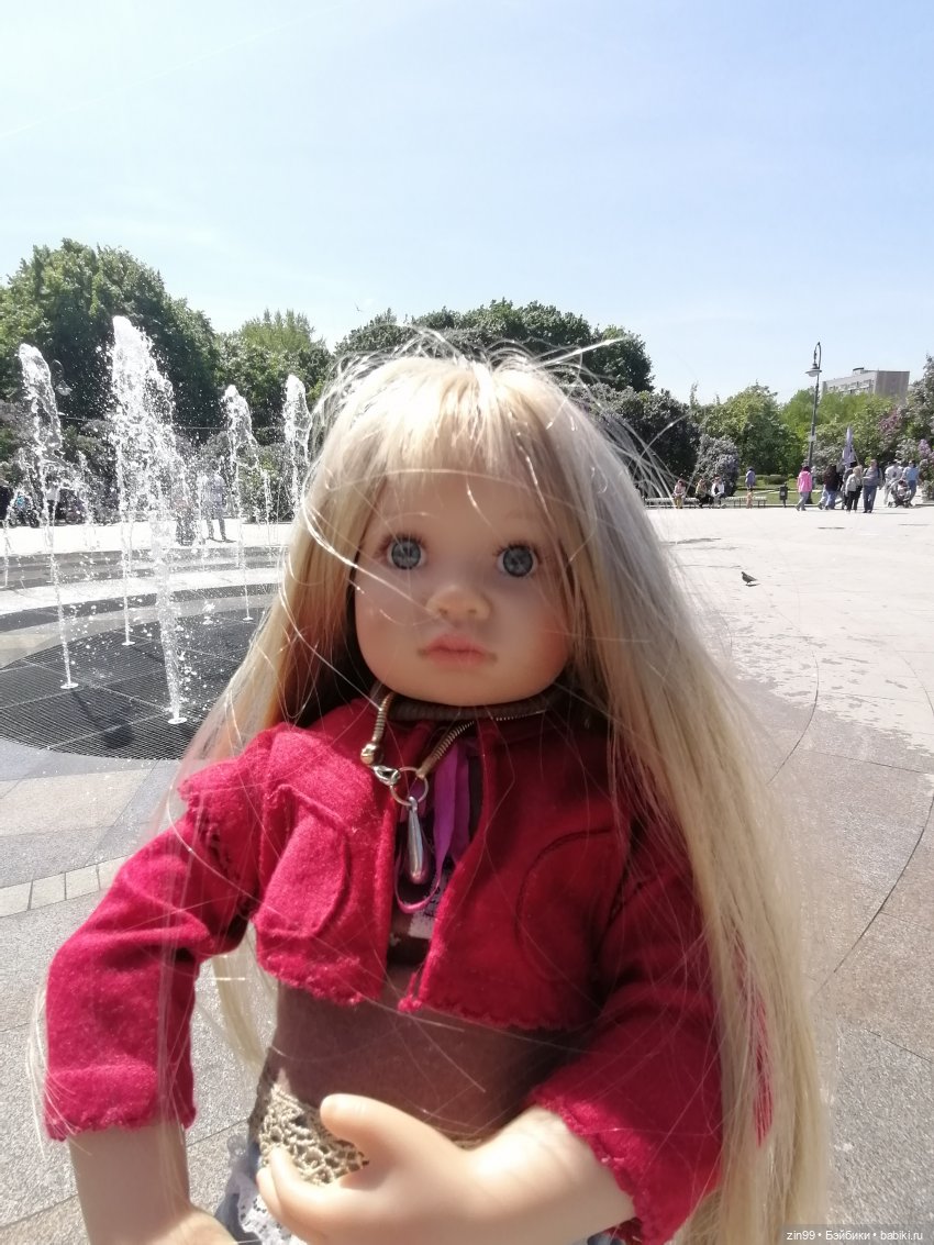 Сиреневый сад с куклой Луизой