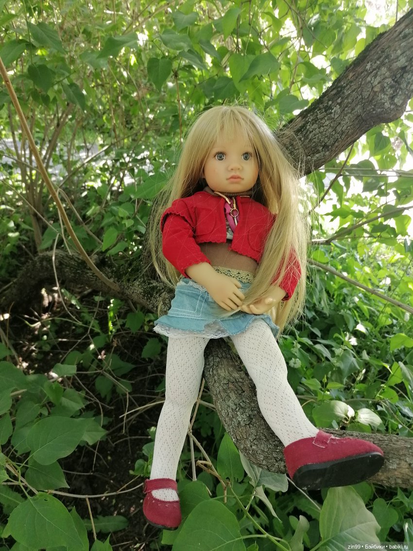 Сиреневый сад с куклой Луизой