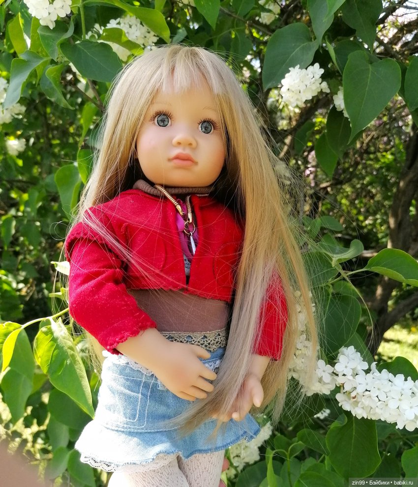 Сиреневый сад с куклой Луизой