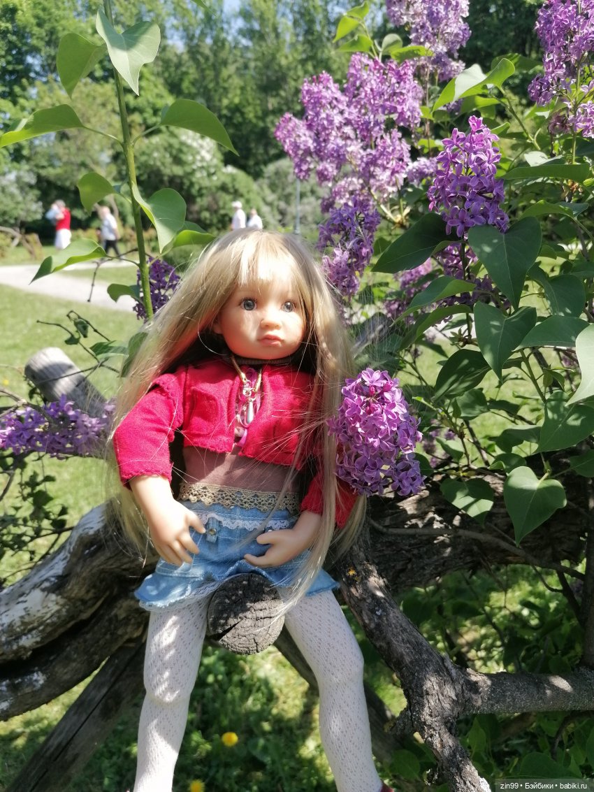 Сиреневый сад с куклой Луизой
