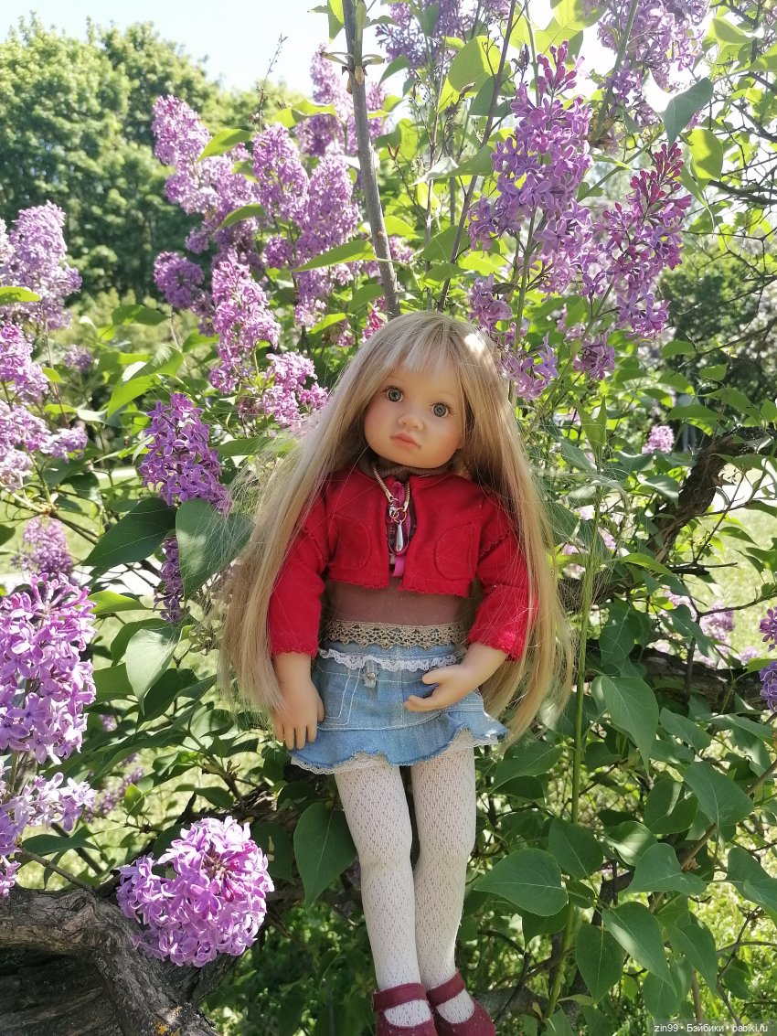 Сиреневый сад с куклой Луизой