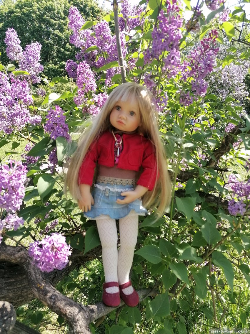 Сиреневый сад с куклой Луизой