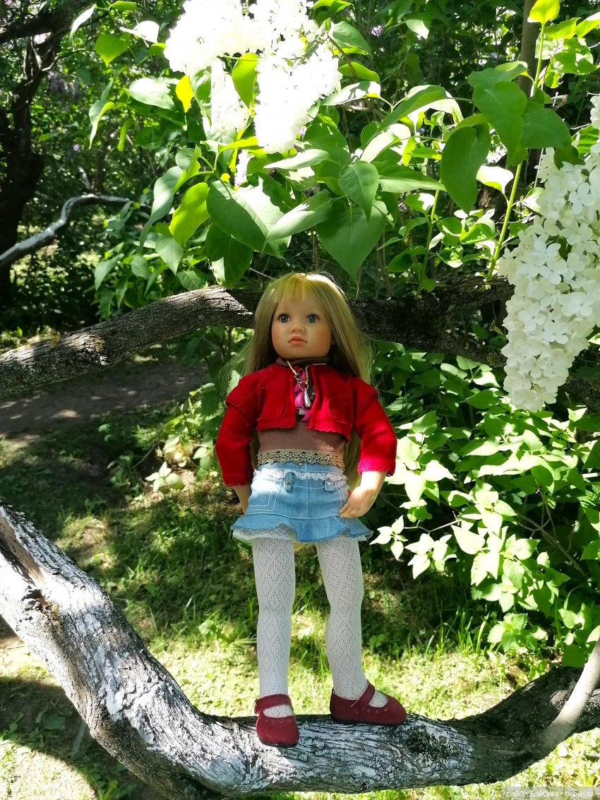 Сиреневый сад с куклой Луизой