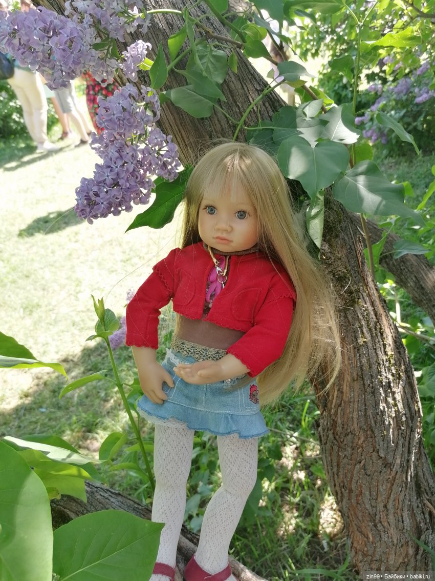 Сиреневый сад с куклой Луизой