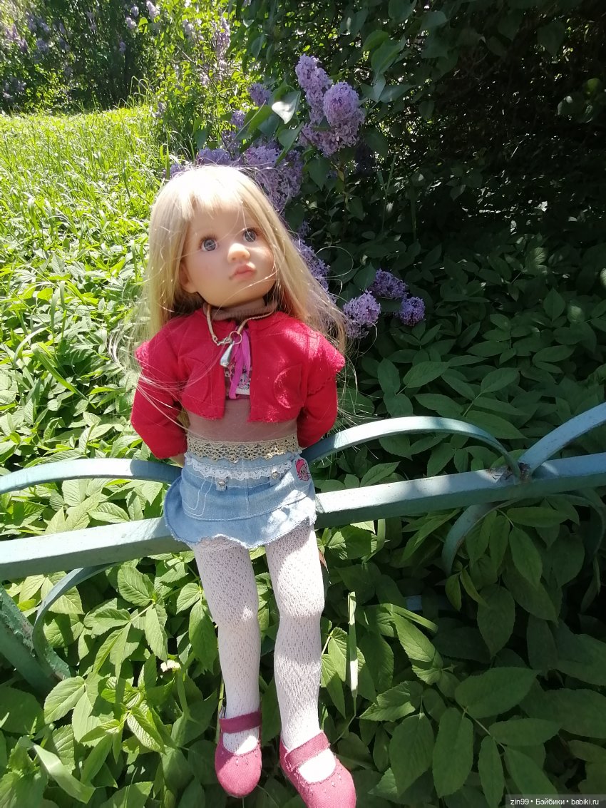 Сиреневый сад с куклой Луизой