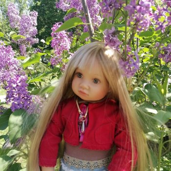 Сиреневый сад с куклой Луизой