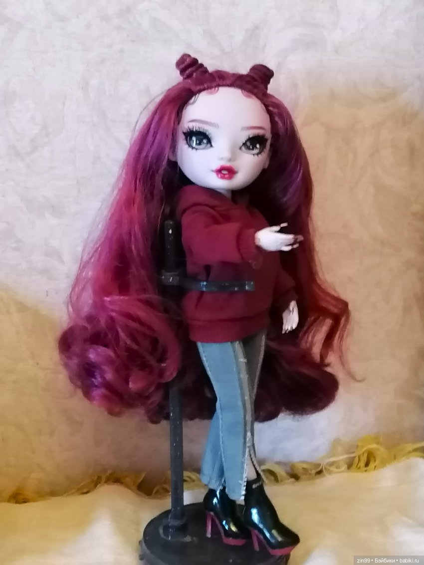 Скарлетт Shadow High | Бэйбики Скарлетт Shadow High — Куклы Rainbow High (Рейнбоу Хай (фото 4)