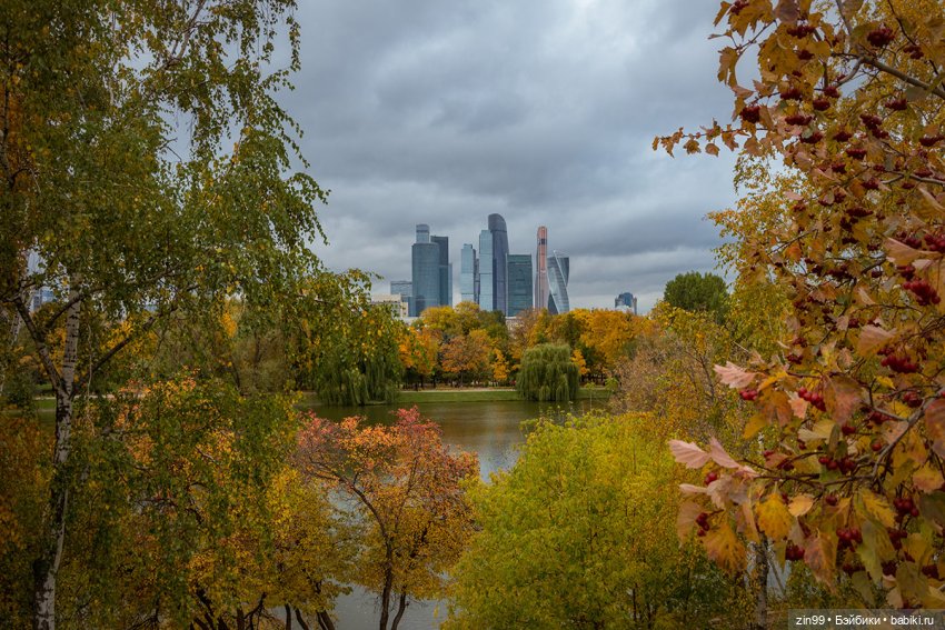 Московская осень и девочка