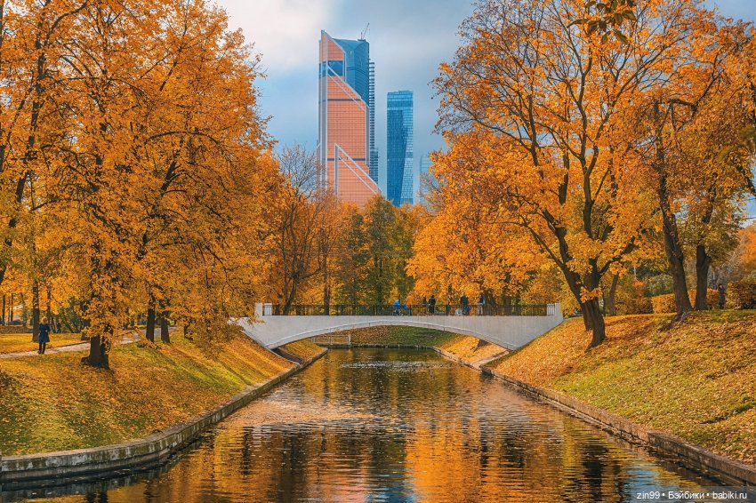 Московская осень и девочка