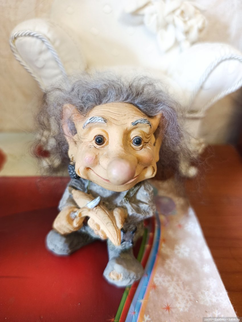 Разные фигурки- Тролли, зайчики и собачки и слон