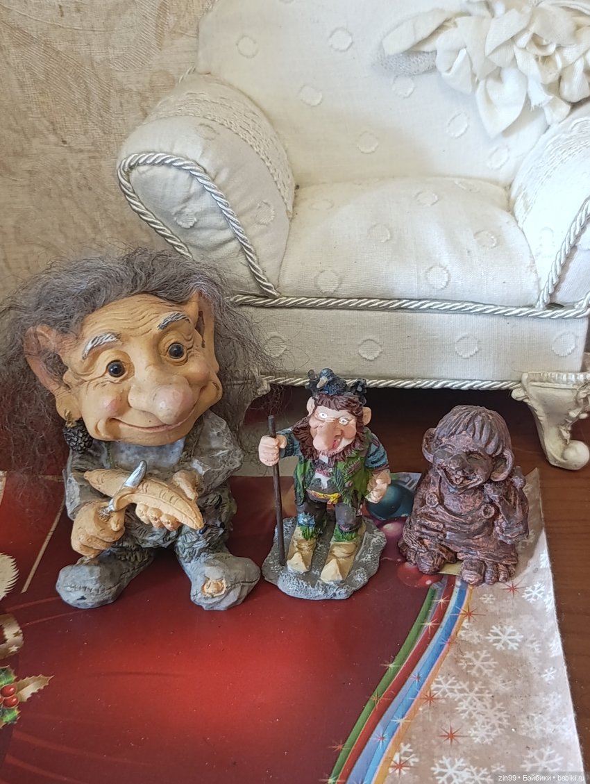 Разные фигурки- Тролли, зайчики и собачки и слон