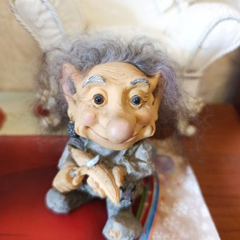 Разные фигурки- Тролли, зайчики и собачки и слон