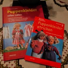 Две красочные книги с выкройками по изготовлению одежды для немецких кукол и им подобным. Две красочные книги с выкройками по изготовлению одежды для немецких кукол и им подобным.