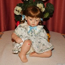 Нежная,маленькая девочка,разбившая коленку от Глории Ливи для Artisan Collection.
