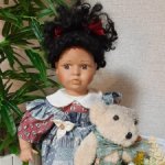 Немецкая ,фарфоровая кукла 90-х годов- Девочка-мулаточка  с медведем.