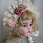Небольшой мастер-класс по шитью классического боннета с оборкой для куклы