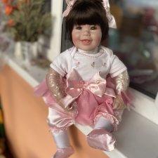 Редкая девочка Счастливый танец от Адора