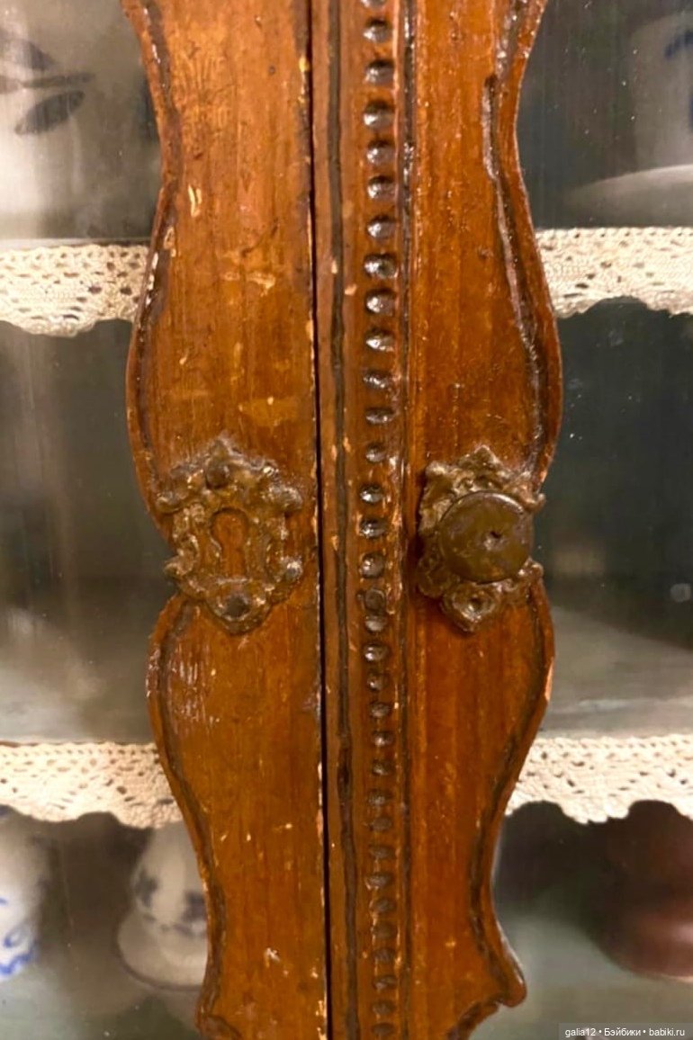 Антикварный шкаф-буфет невиданной красоты