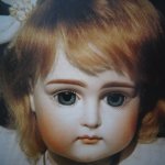 Антикварные куклы в тематических фотографиях