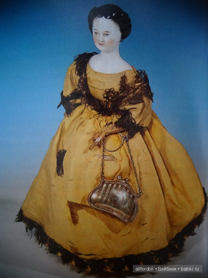 Антикварные куклы в тематических фотографиях