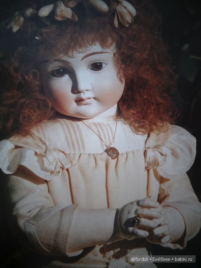 Антикварные куклы в тематических фотографиях