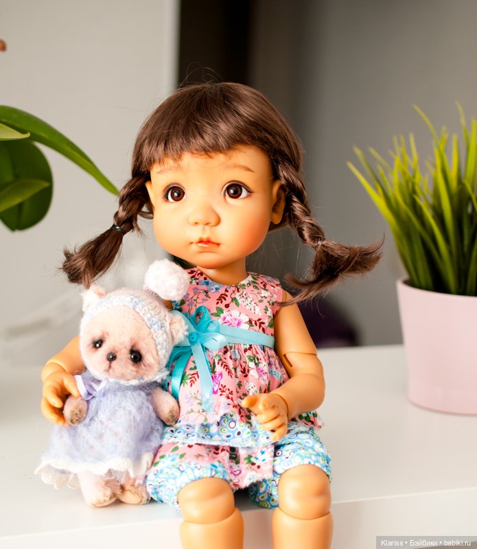 Большая кукла - маленькая девочка Мае