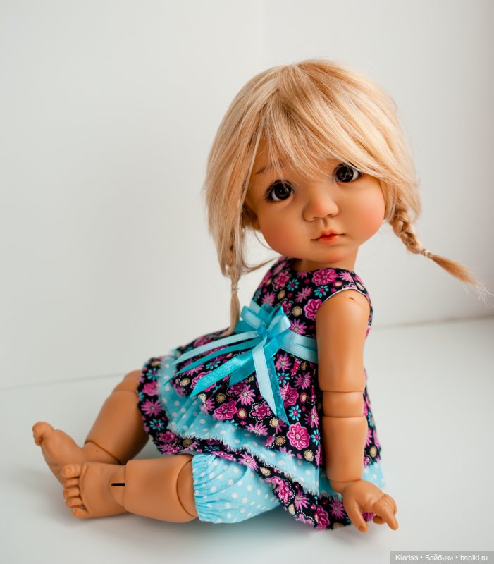 Большая кукла - маленькая девочка Мае