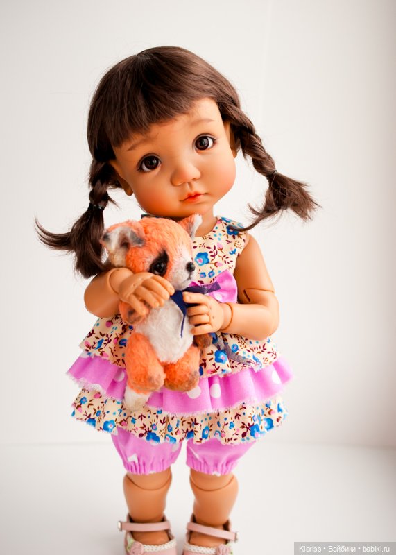 Большая кукла - маленькая девочка Мае