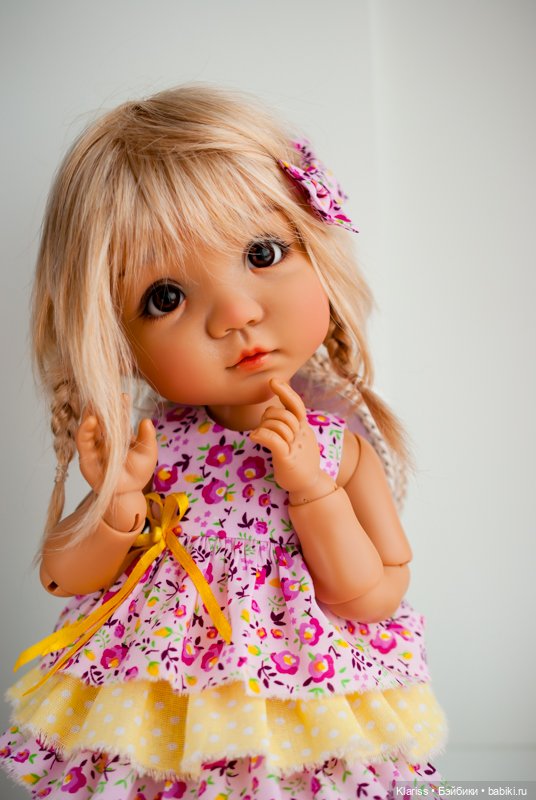 Большая кукла - маленькая девочка Мае
