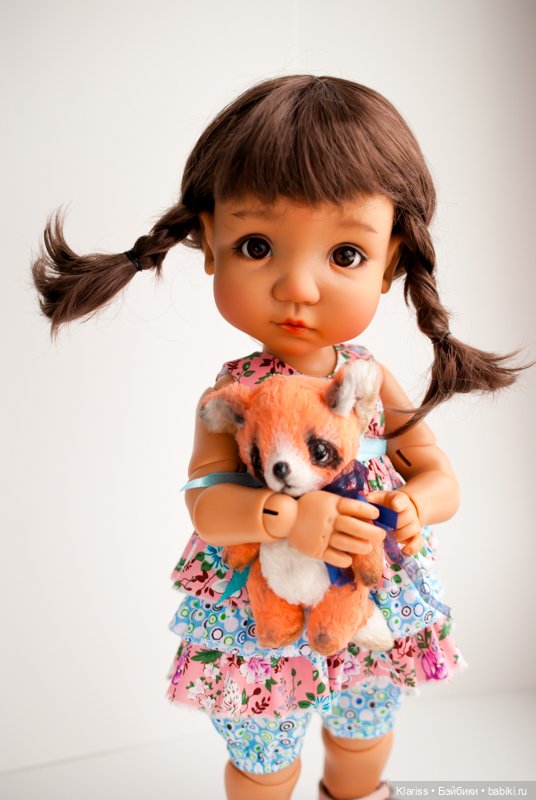 Большая кукла - маленькая девочка Мае
