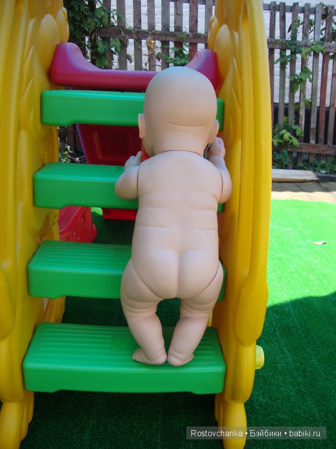 Ясельная группа на прогулке