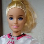 Гибрид йоги Милли на статичном теле в аутфите Barbie You Can Be Anything Hockey Player (HFG74)