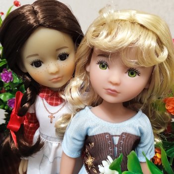 Беляночка и Розочка: среди цветов🌹🌹🌹