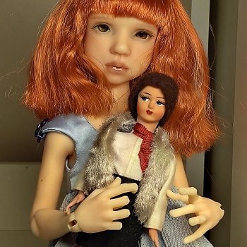 Девочка её кукла