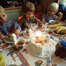 Когда к тебе на день рождения никто не пришёл, кроме кукол